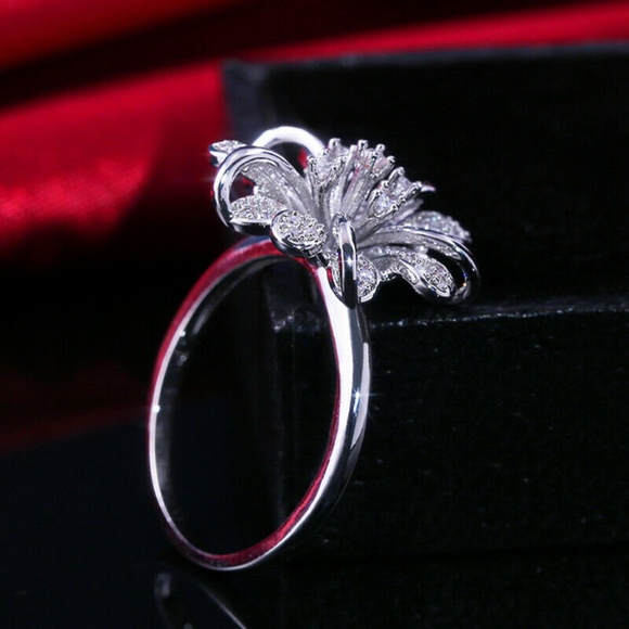 925 Silver Flower Shaped White Sapphire ring New - Picture 4 of 4